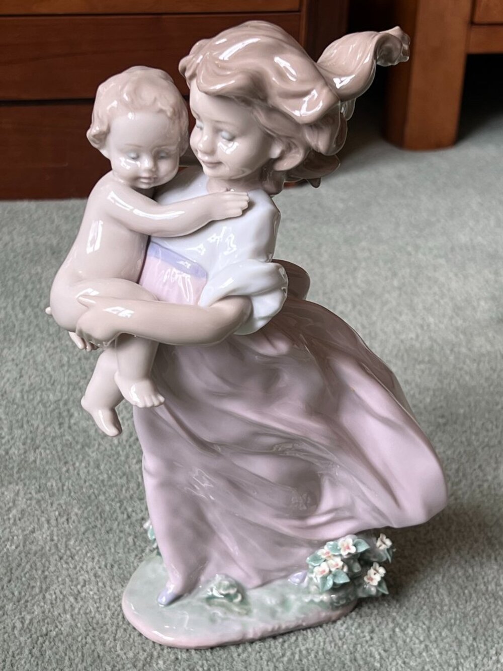 Lladró #6681 "Playing Mom" porcelain figurine